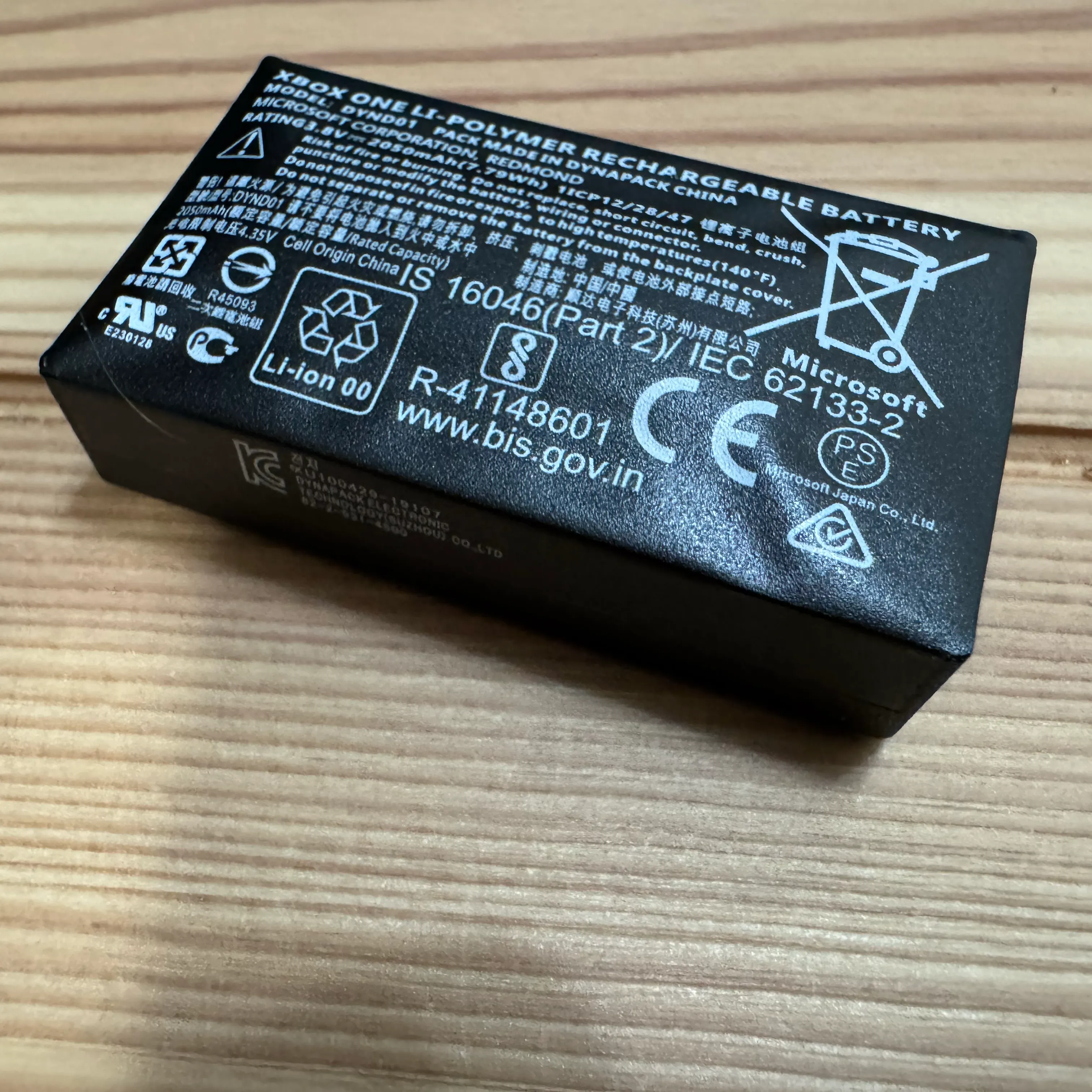 Swollen Xbox Elite Wireless Controller Series 2 battery after removal